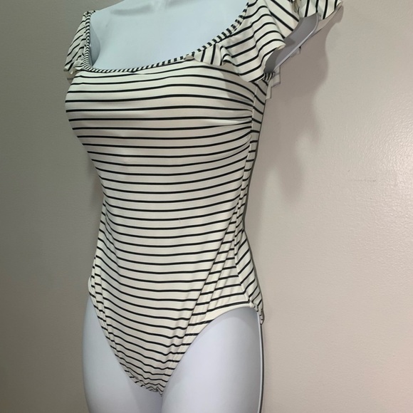 Vince Camuto Striped Ruffled Off The Shoulder One Piece Swimsuit Size 6 - Picture 14 of 14